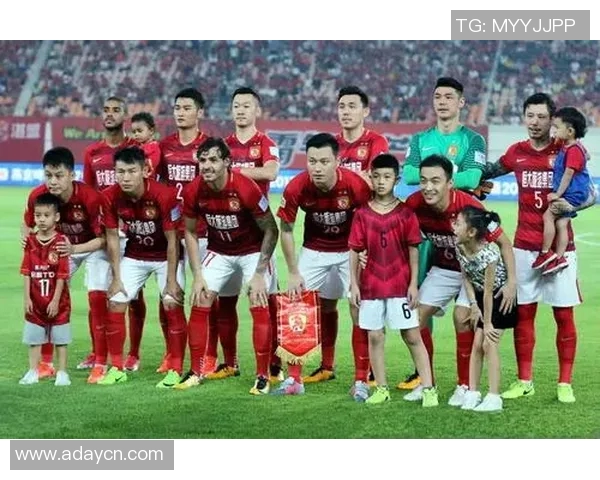 武汉队主场大胜恒大，积分榜排名升至第四位，球迷欢呼雀跃